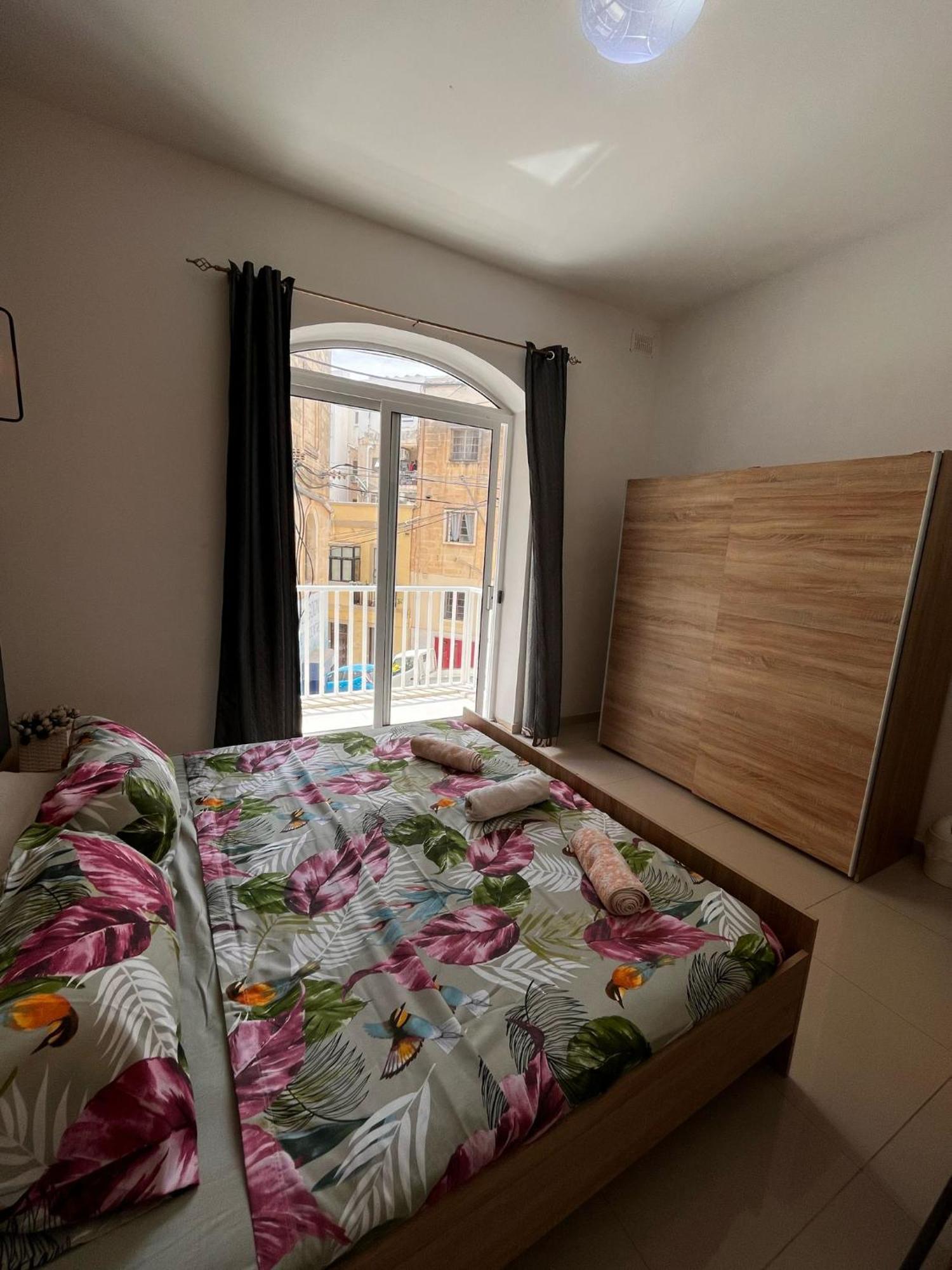 Guest house Sliema With Balcony Airconditioned And Comfortable Self Check In *