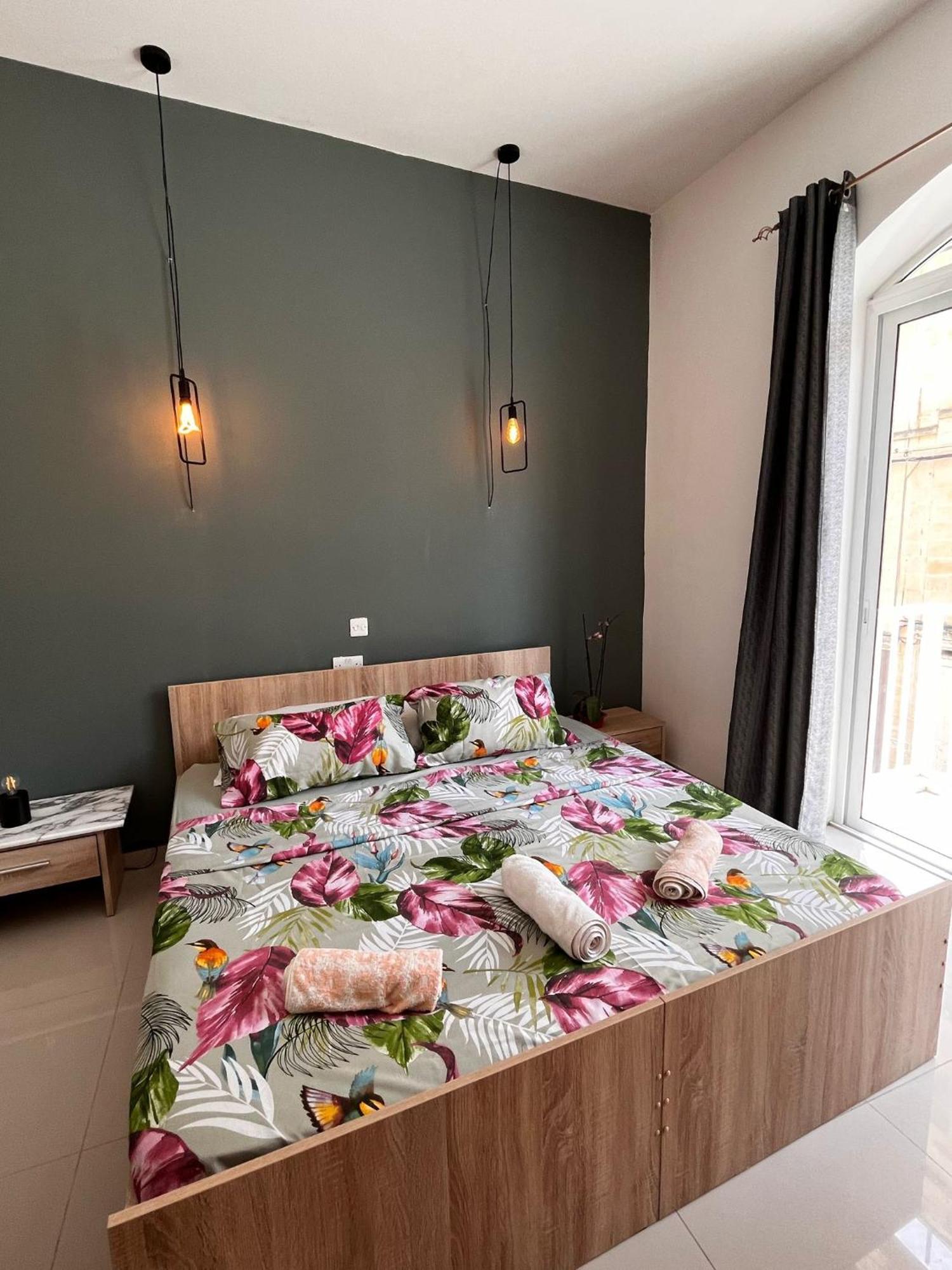 Sliema With Balcony Airconditioned And Comfortable Self Check In Guest house
