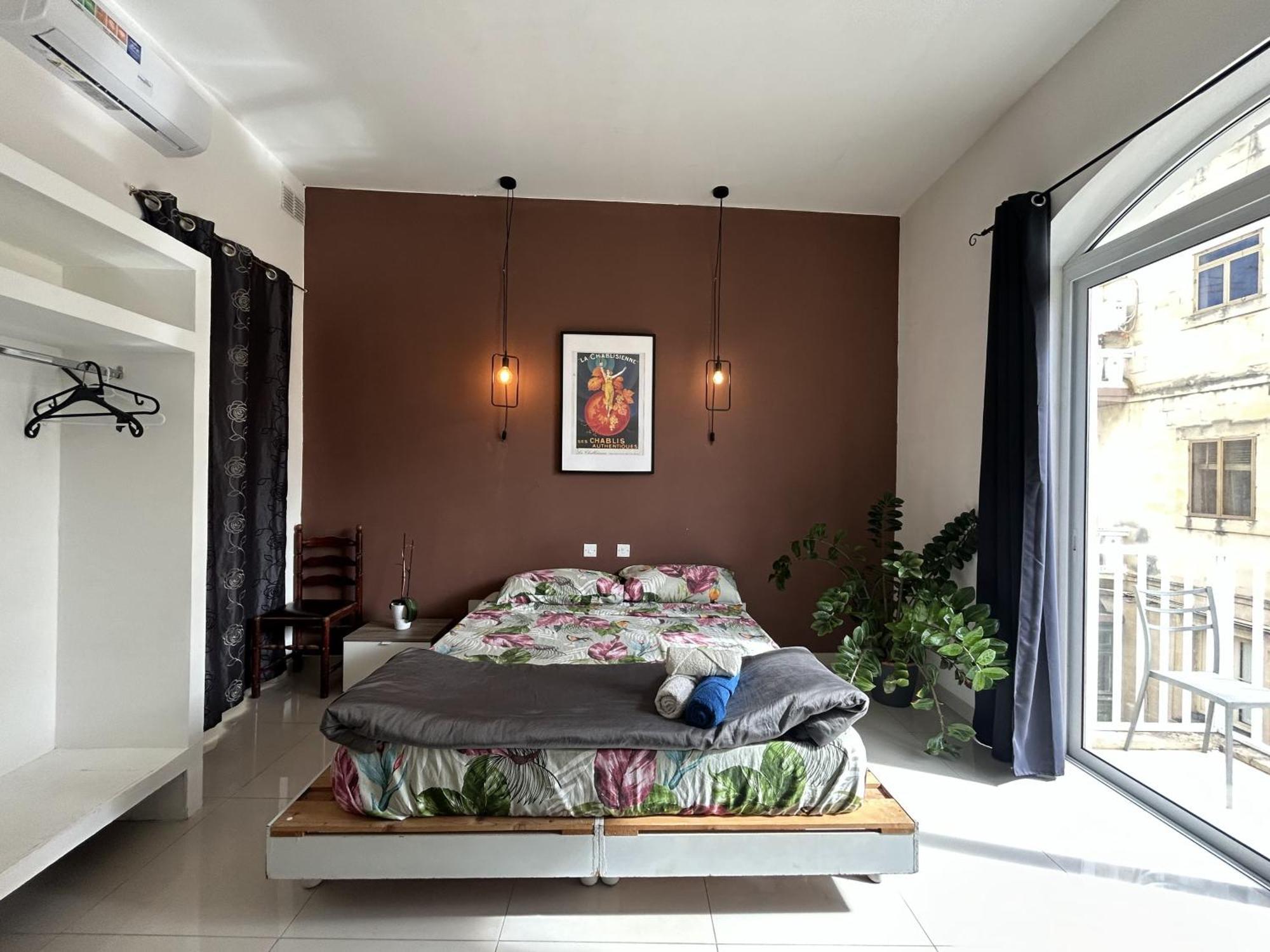 Guest house Sliema With Balcony Airconditioned And Comfortable Self Check In *
