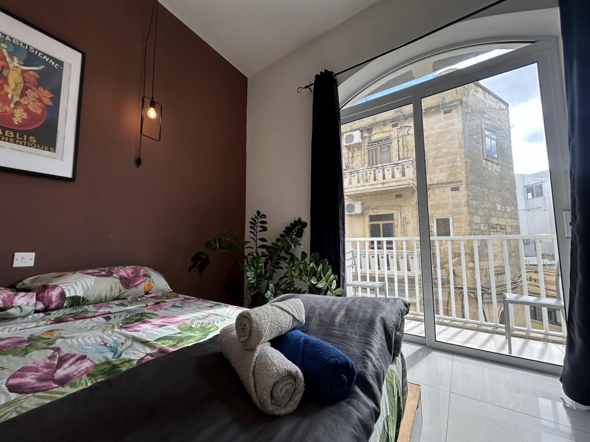 Guest house Sliema With Balcony Airconditioned And Comfortable Self Check In Gzira